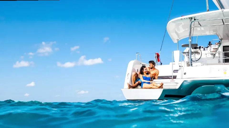 Familia disfrutando de un alquiler de barco en Isla Cristina